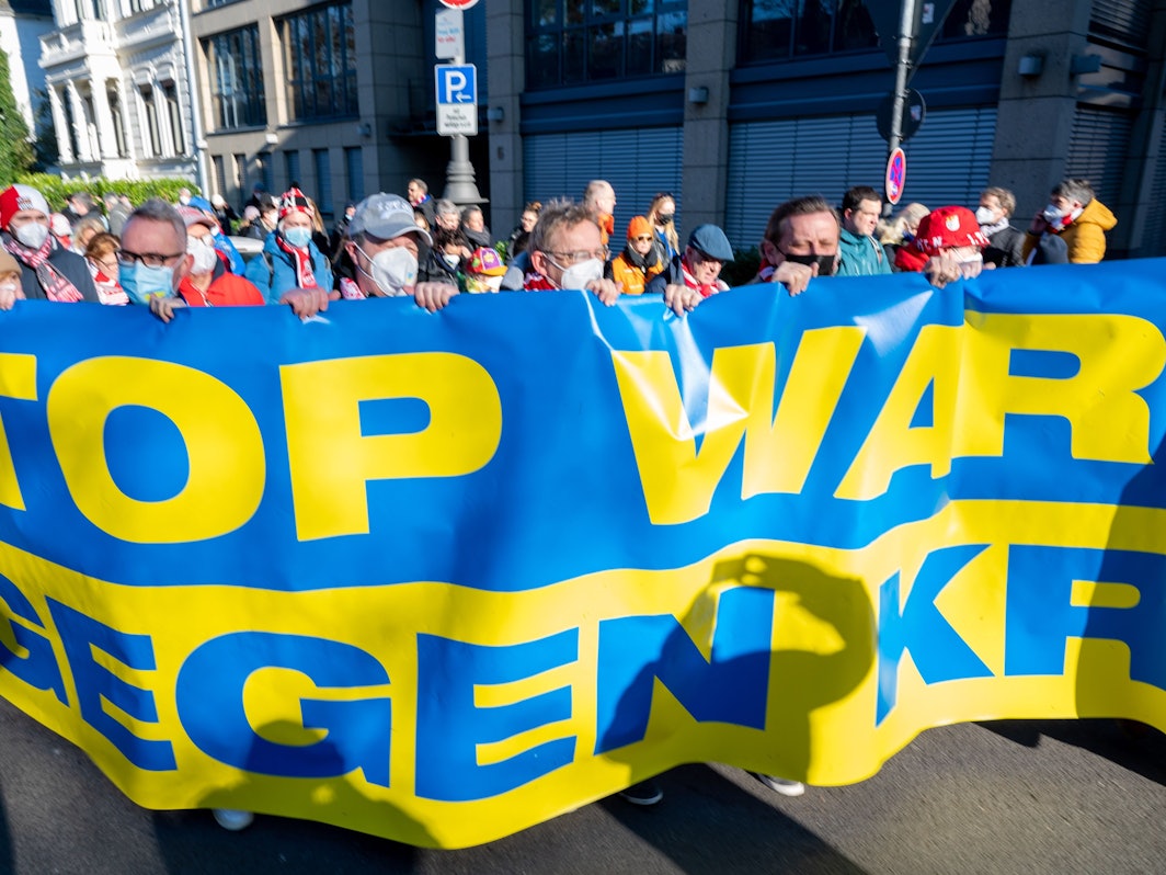 Die FC-Delegation am Montag (28. Februar 2022) auf der Friedens-Demo gegen den Krieg in der Ukraine in Köln.