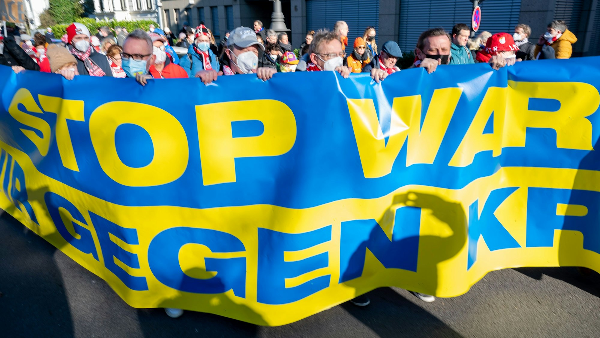 Die FC-Delegation am Montag (28. Februar 2022) auf der Friedens-Demo gegen den Krieg in der Ukraine in Köln.