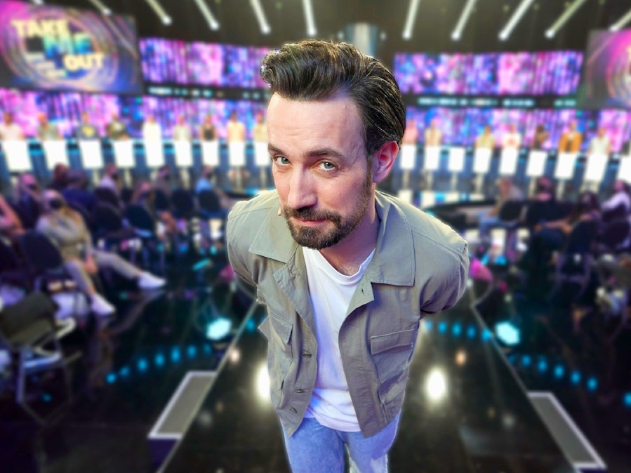 Jan Köppen, Moderator von „Take Me Out“, schaut am 24. Februar 2022 in die Kamera.