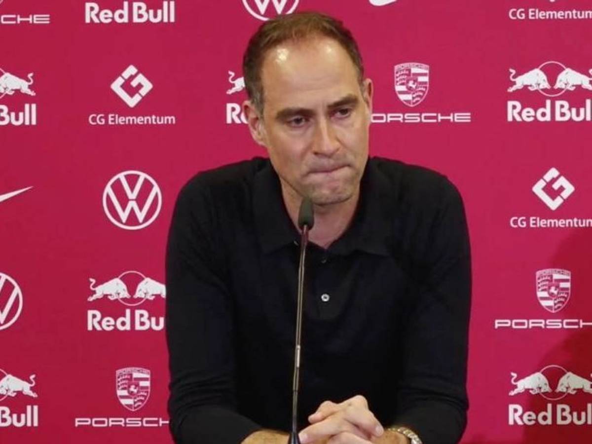 Oliver Mintzlaff gibt eine Pressekonferenz.