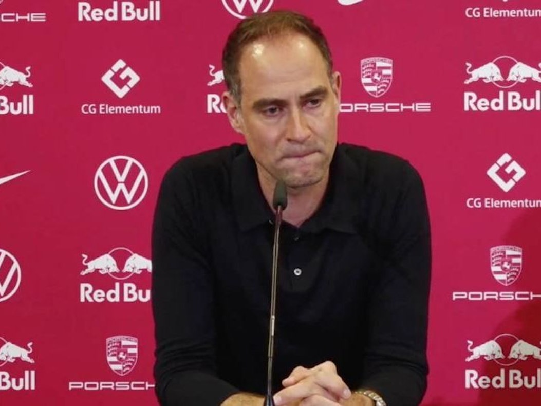 Oliver Mintzlaff gibt eine Pressekonferenz.