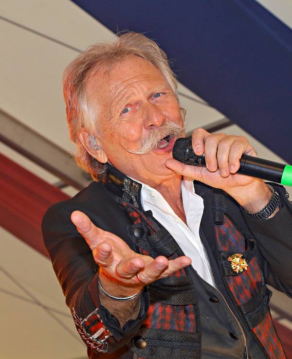 Henning Krautmacher singt und lacht in die Kamera.