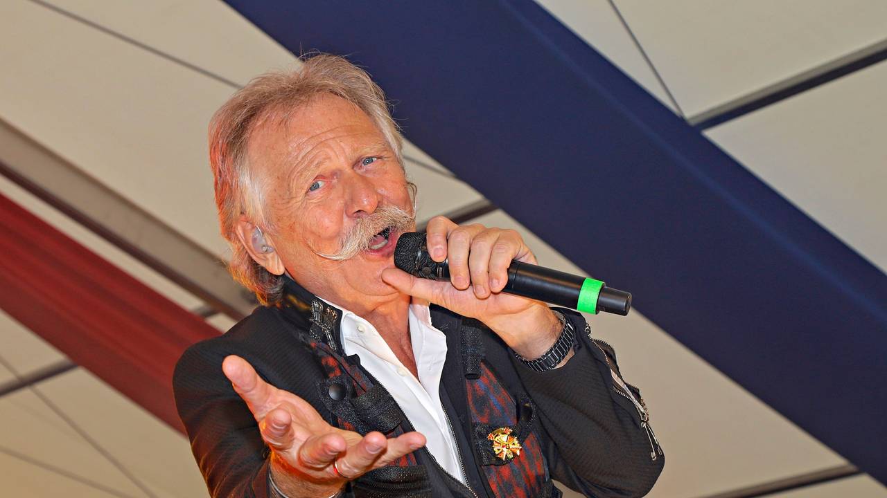 Henning Krautmacher singt und lacht in die Kamera.
