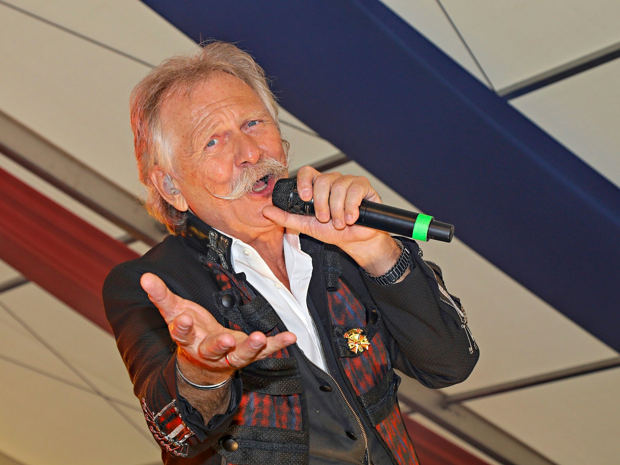 Henning Krautmacher singt und lacht in die Kamera.