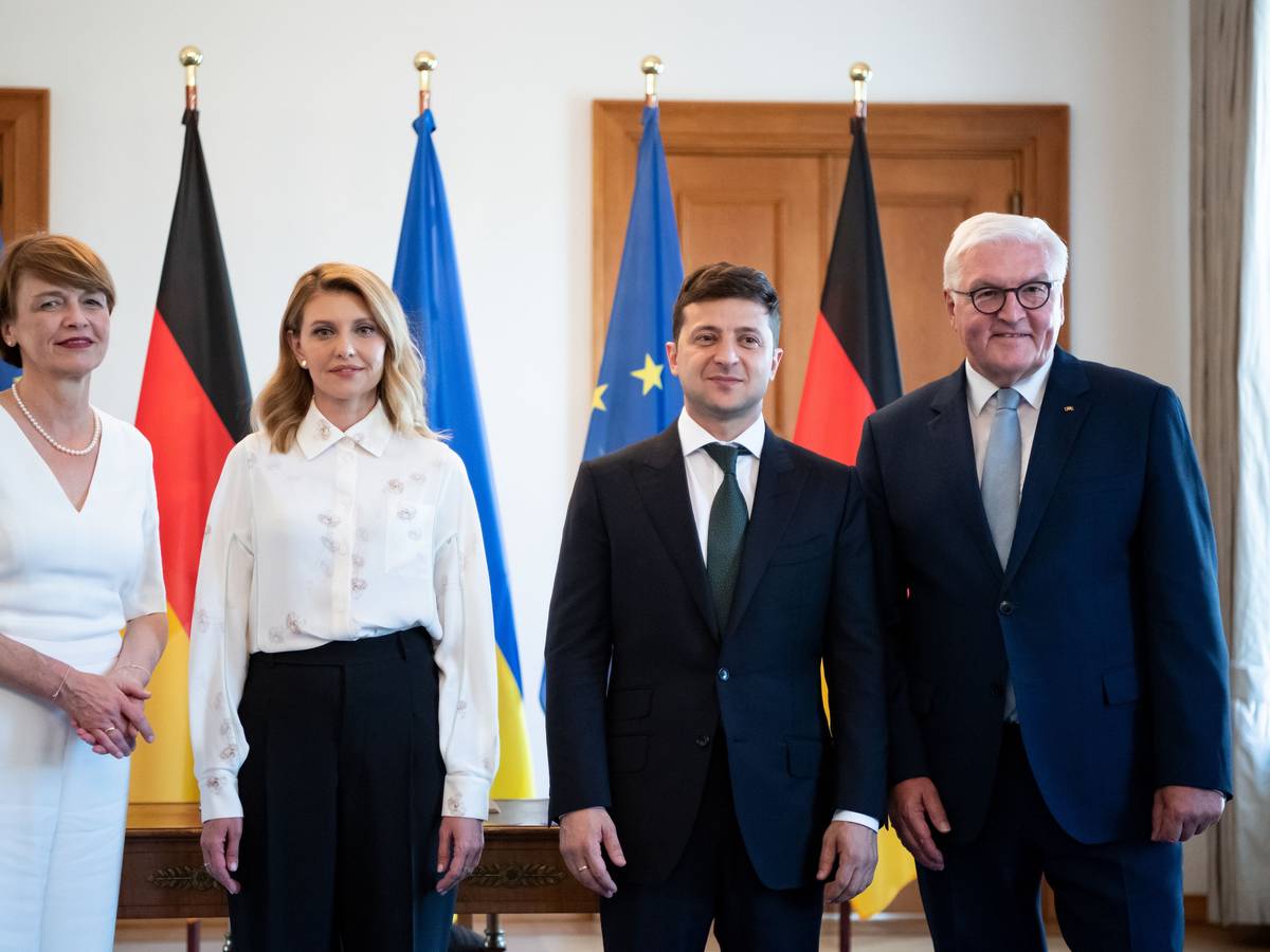 Der ukrainische Präsident Wolodymyr Selenskyj (2.v.r.) mit Ehefrau Olena Selenska (links neben ihm) am 18.6.2019 beim Empfang durch Bundespräsident Frank-Walter Steinmeier und Ehefrau Elke Büdenbender in Berlin.