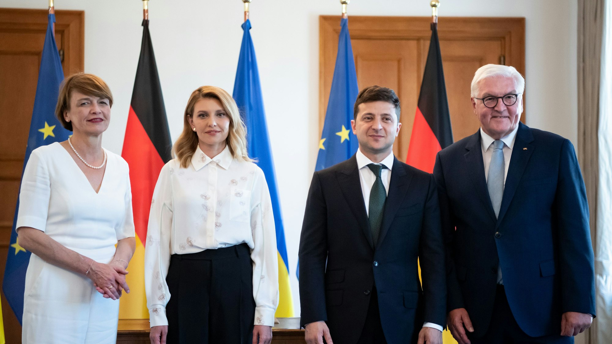 Der ukrainische Präsident Wolodymyr Selenskyj (2.v.r.) mit Ehefrau Olena Selenska (links neben ihm) am 18.6.2019 beim Empfang durch Bundespräsident Frank-Walter Steinmeier und Ehefrau Elke Büdenbender in Berlin.