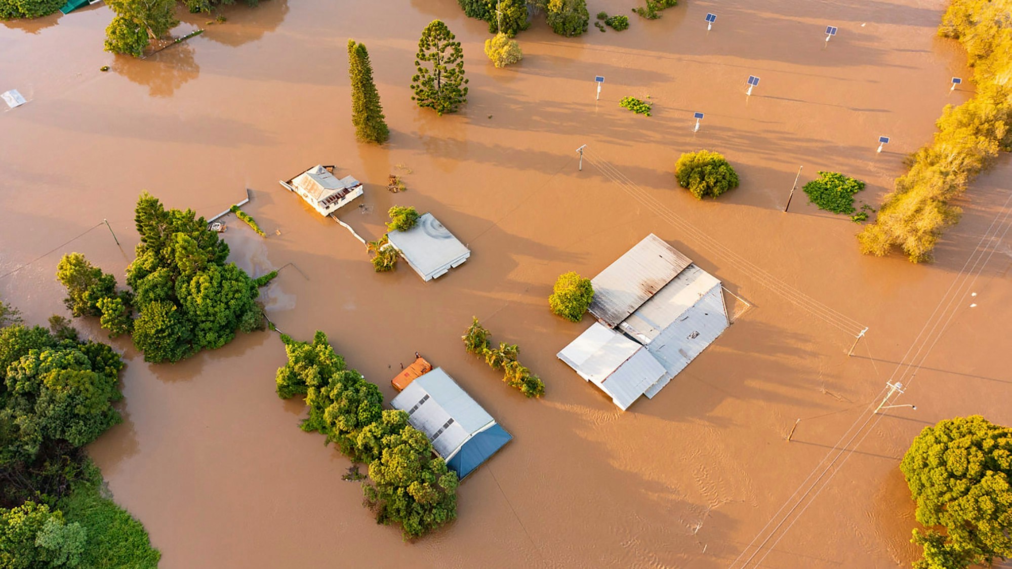 Dieses vom Fraser Coast Regional Council zur Verfügung gestellte Foto zeigt vom Hochwasser eingeschlossene Gebäude in Maryborough.