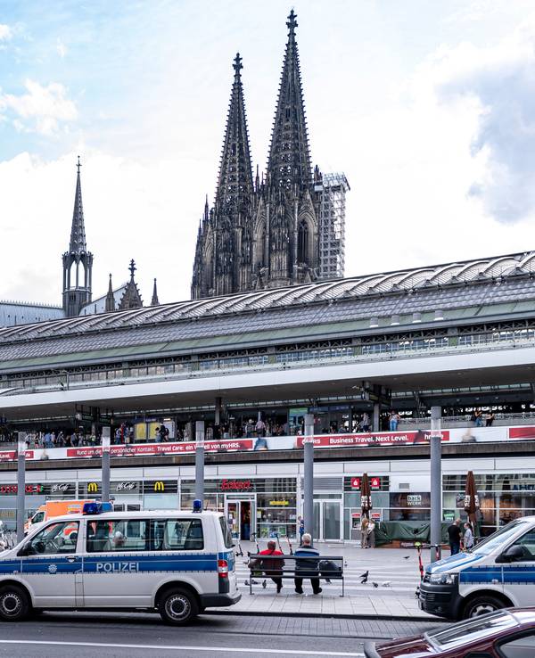 Polizei-Autos vor dem Hauptbahnhof in Köln.