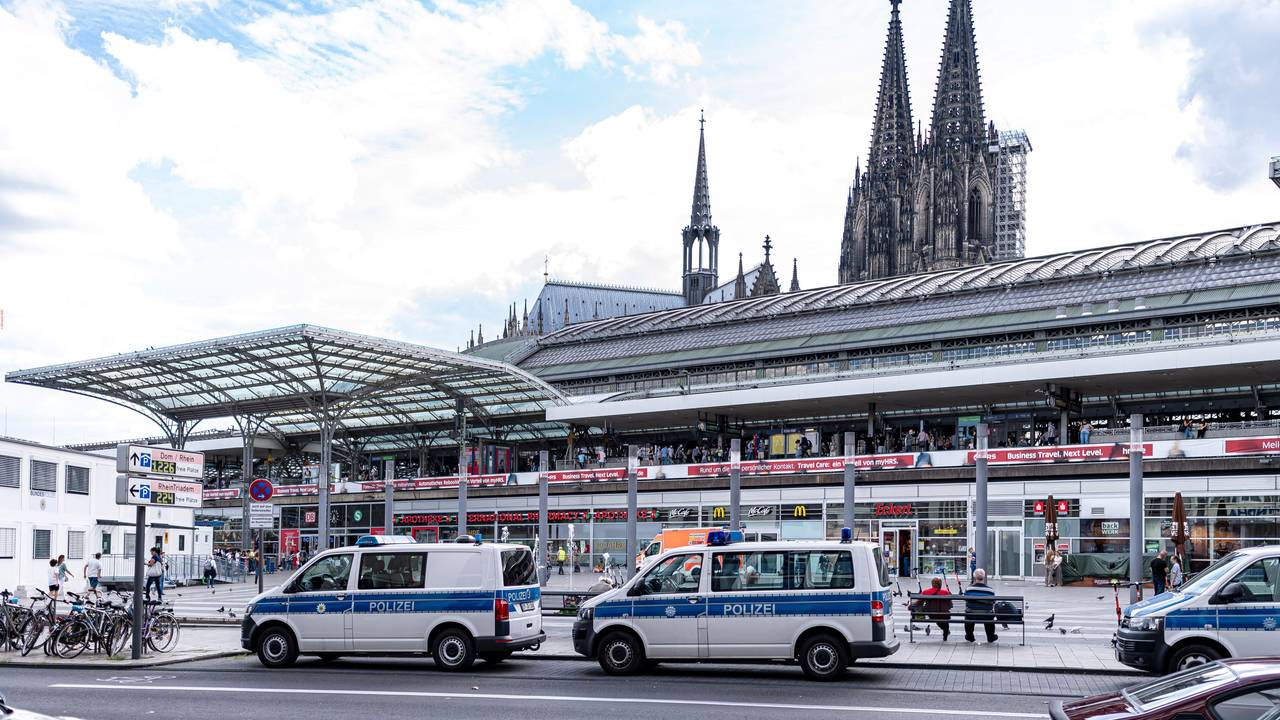 Polizei-Autos vor dem Hauptbahnhof in Köln.