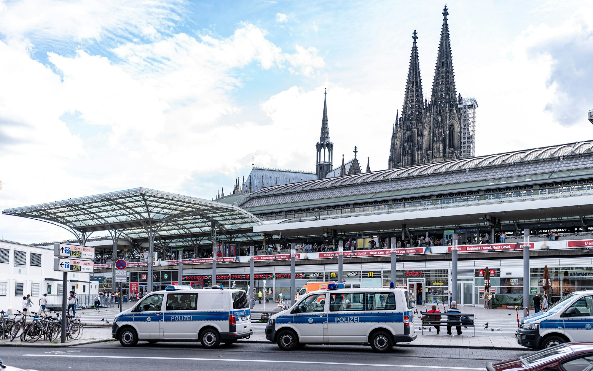 Polizei-Autos vor dem Hauptbahnhof in Köln.
