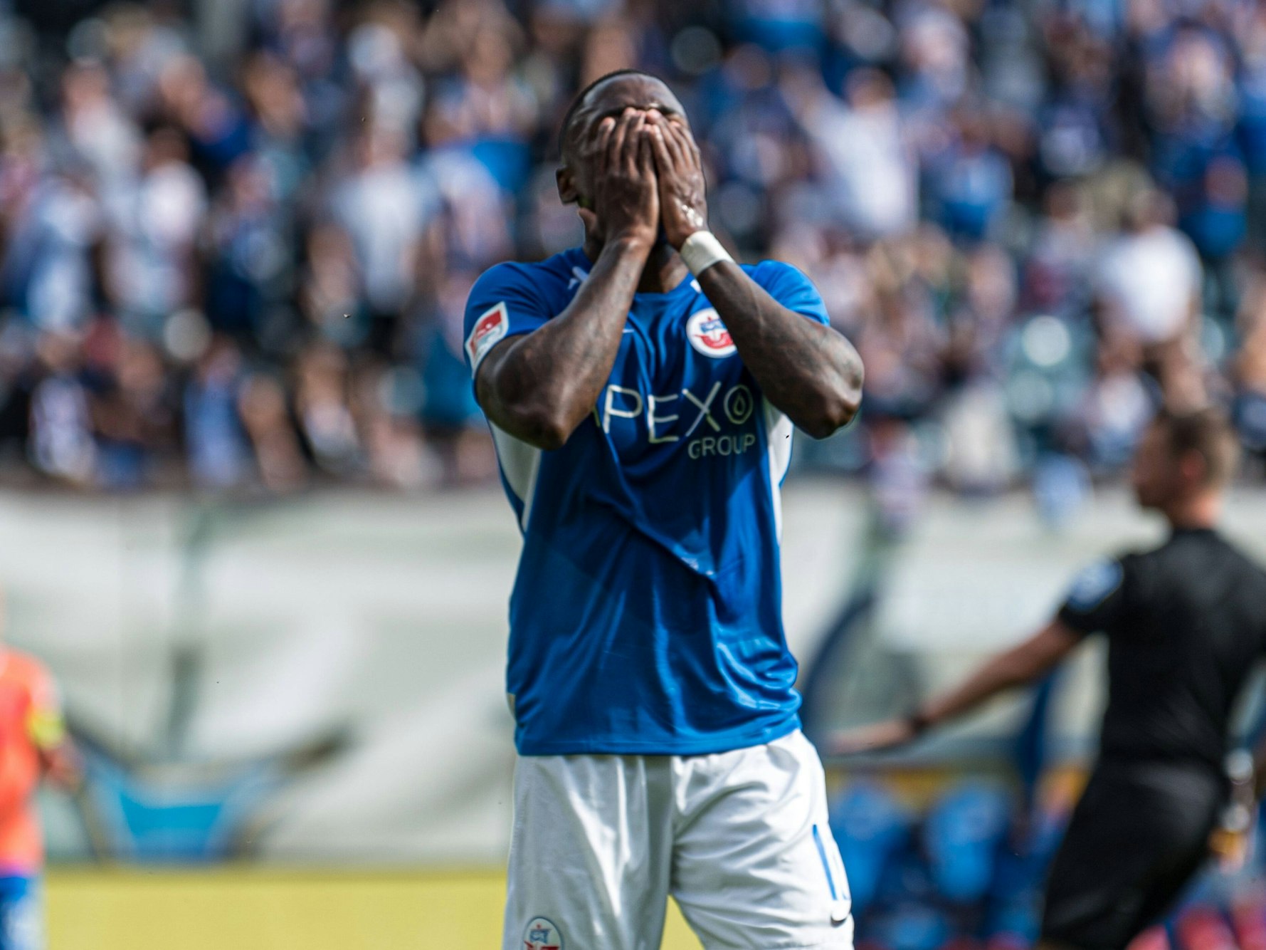 Streli Mamba hält sich beim 2. Bundesliga Spiel zwischen Hansa Rostock und SV Darmstadt die Hände ins Gesicht, hier am 12. September 2021