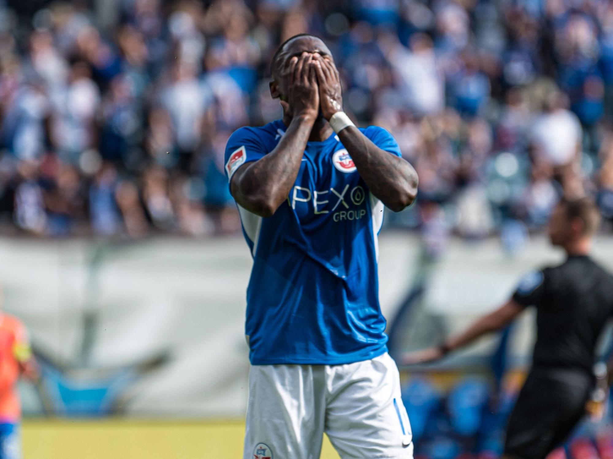 Streli Mamba hält sich beim 2. Bundesliga Spiel zwischen Hansa Rostock und SV Darmstadt die Hände ins Gesicht, hier am 12. September 2021