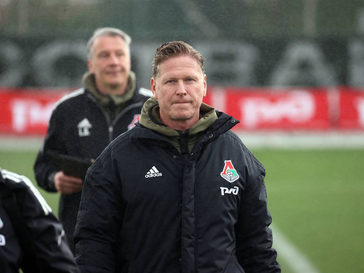 Markus Gisdol geht auf den Trainingsplatz.