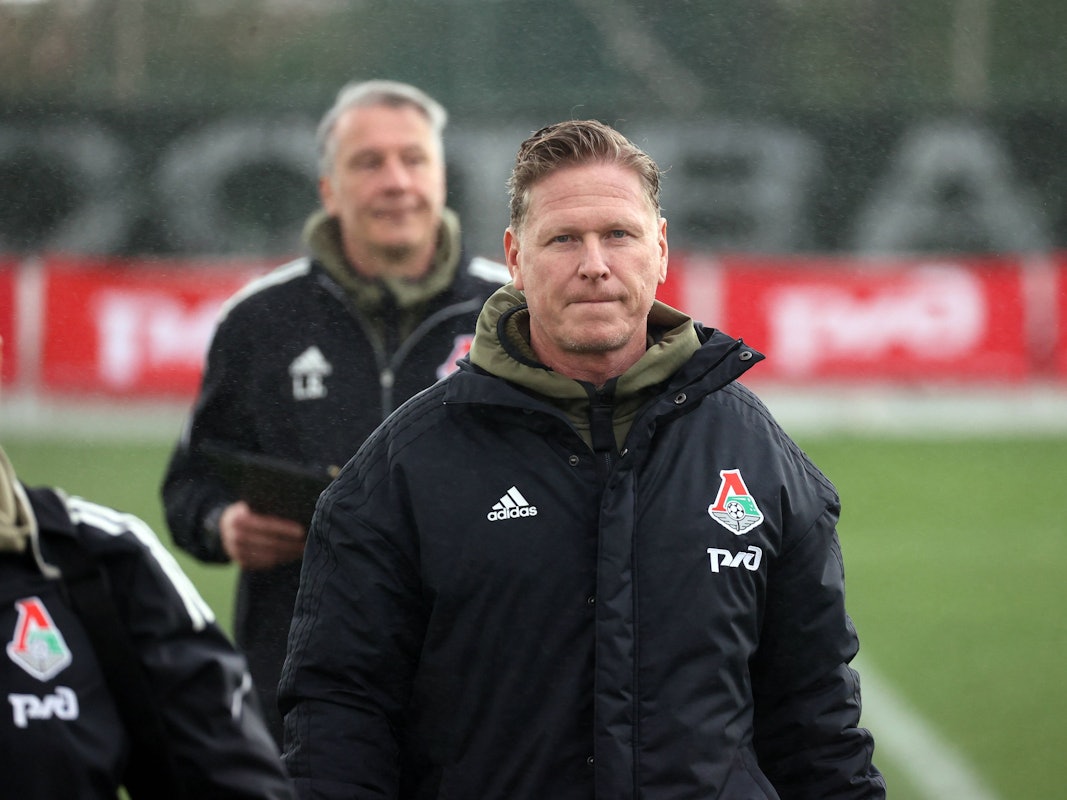 Markus Gisdol geht auf den Trainingsplatz.