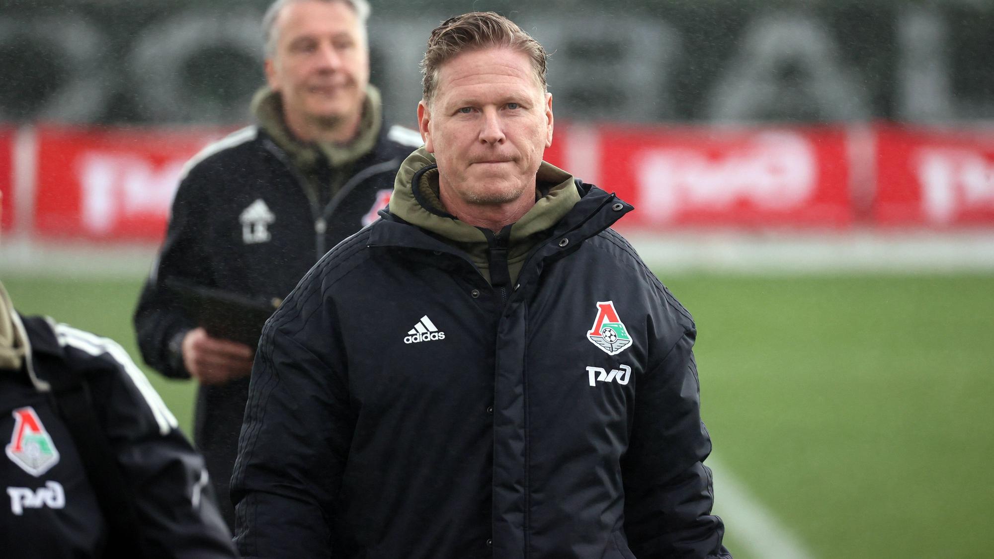Markus Gisdol geht auf den Trainingsplatz.