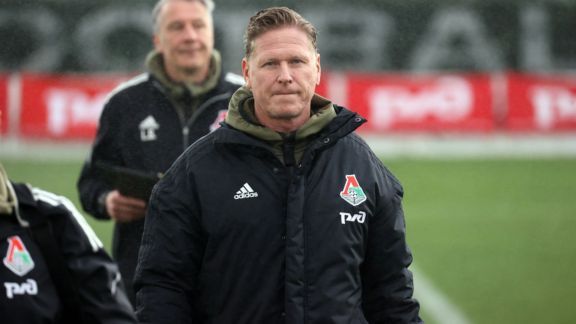 Markus Gisdol geht auf den Trainingsplatz.