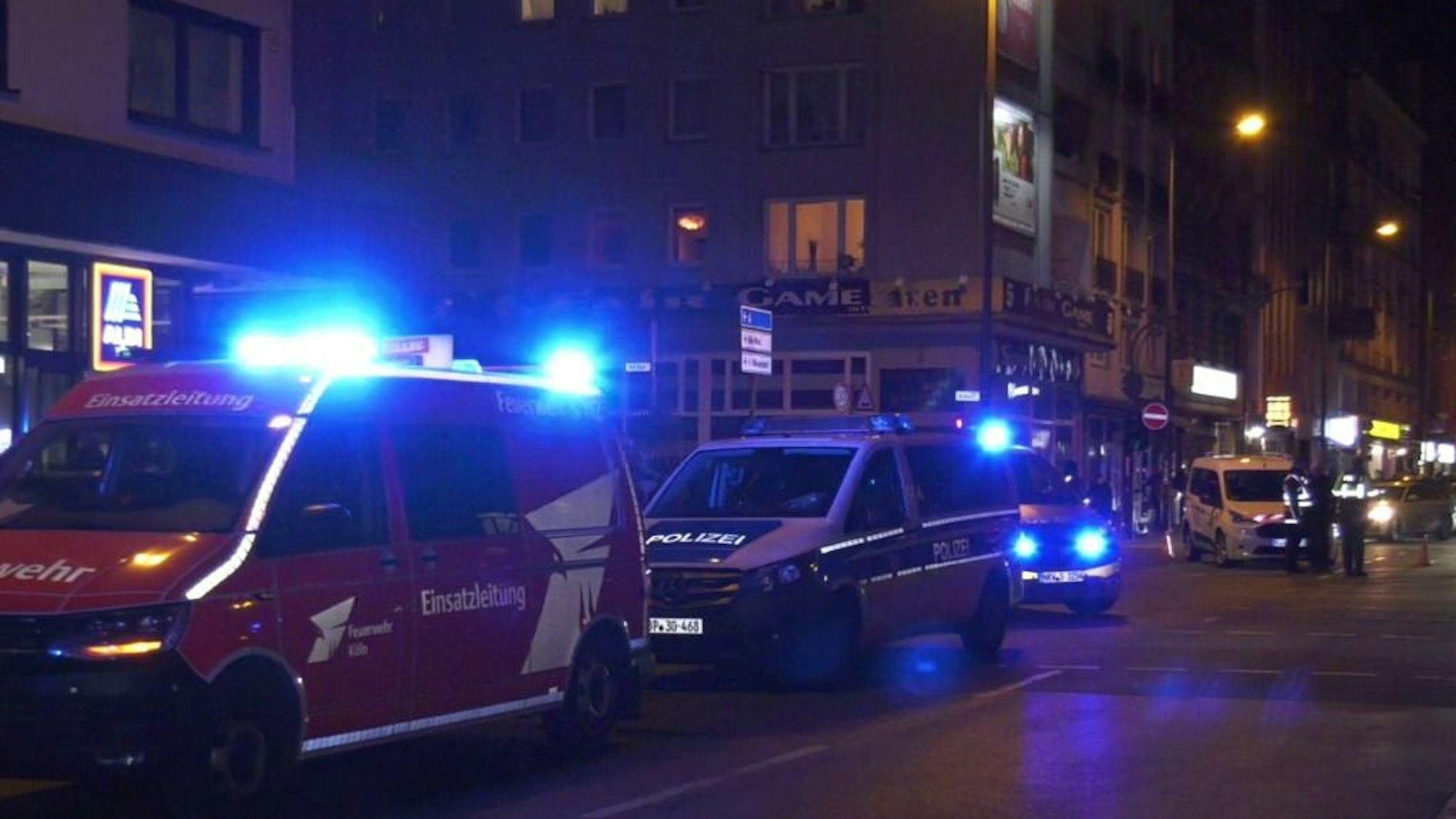 Einsatzfahrzeuge der Polizei stehen auf einer Straße. Nach einer gemeldeten Messerstecherei in einem Hotel im Kölner Ursulaviertel ist es zu einem größeren Einsatz von Polizei und Rettungsdienst gekommen.