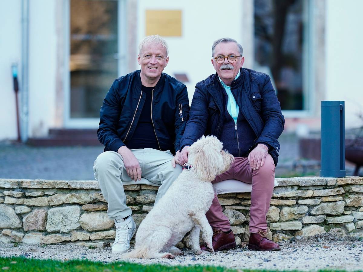 Robert Boudier (rechts) und Elmar Koeller, Inhaber des Weinguts Boudier und Koeller, sitzen im Innenhof ihres Weinguts in Stetten, Rheinland-Pfalz.