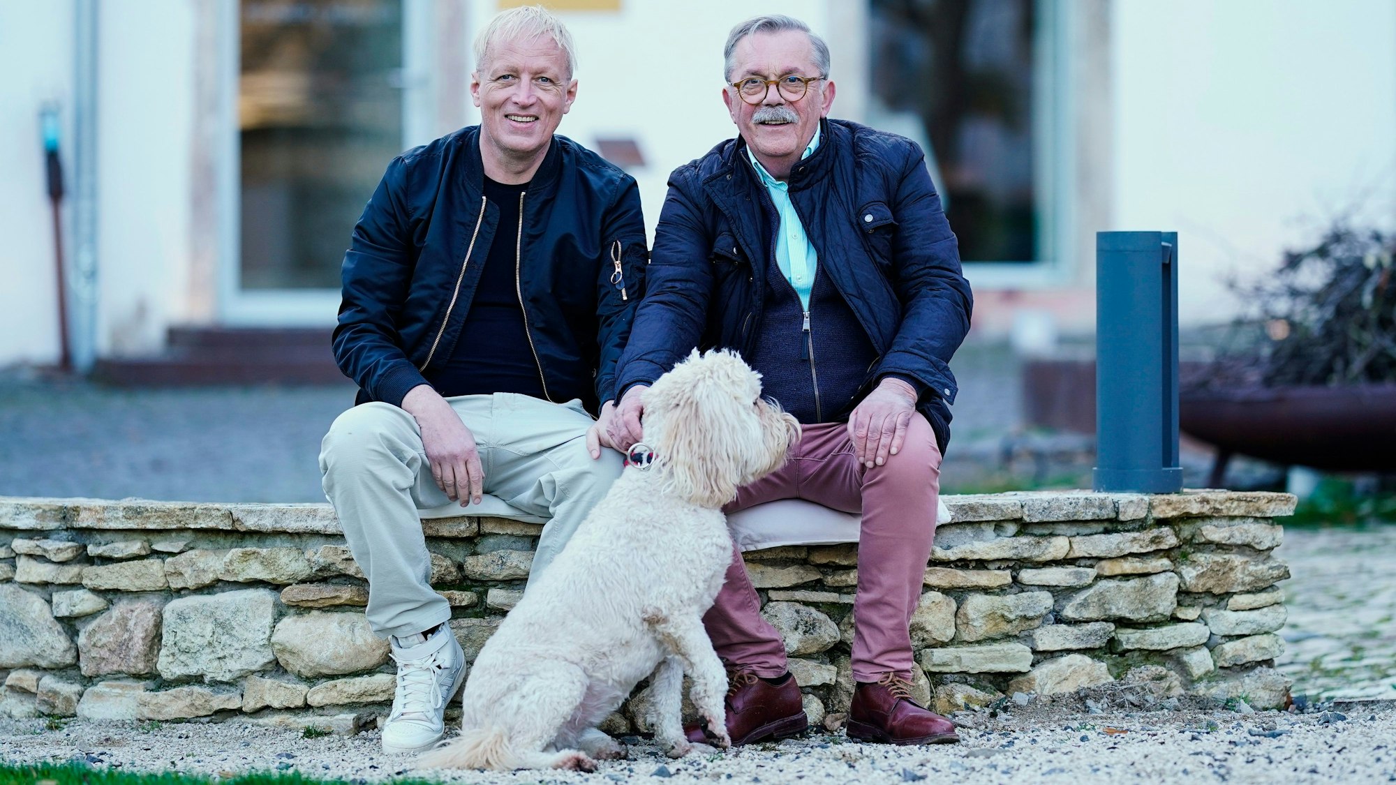 Robert Boudier (rechts) und Elmar Koeller, Inhaber des Weinguts Boudier und Koeller, sitzen im Innenhof ihres Weinguts in Stetten, Rheinland-Pfalz.