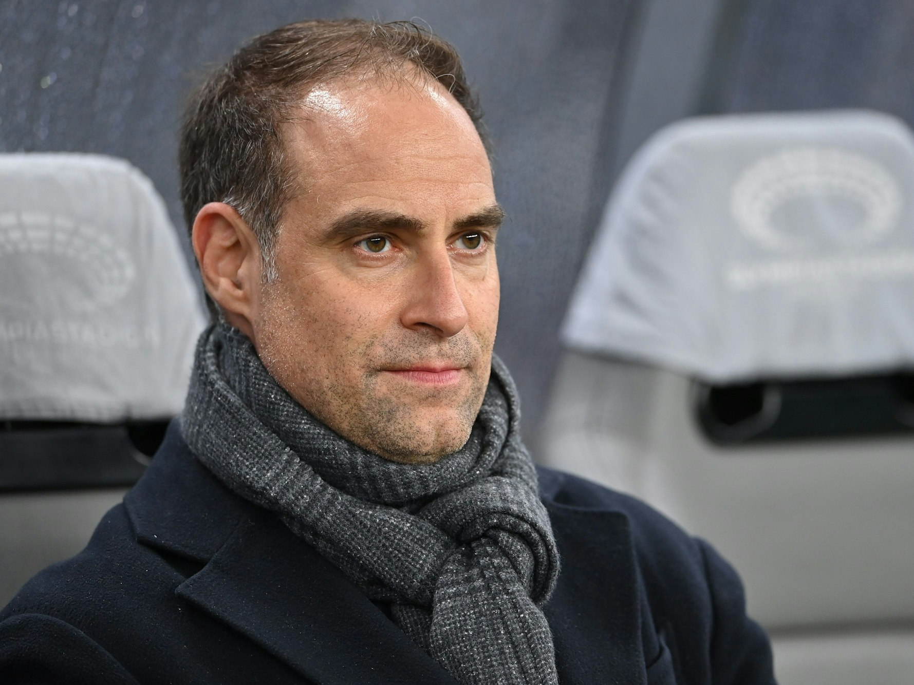 RB Leipzig Geschäftsführer Oliver Mintzlaff auf der Bank.