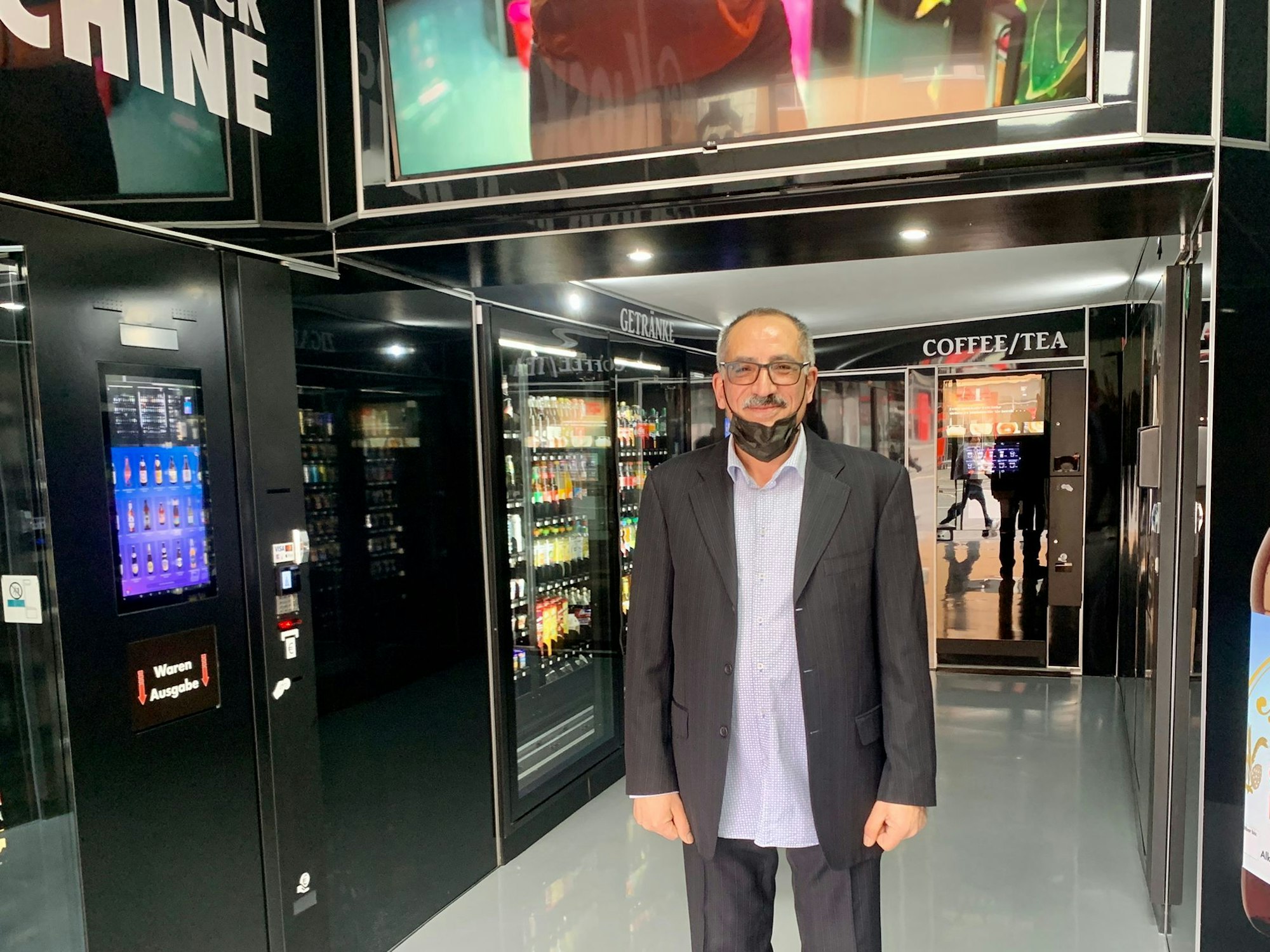Besitzer Ebram Papashvili steht im ersten digitalen Kiosk Deutschlands.