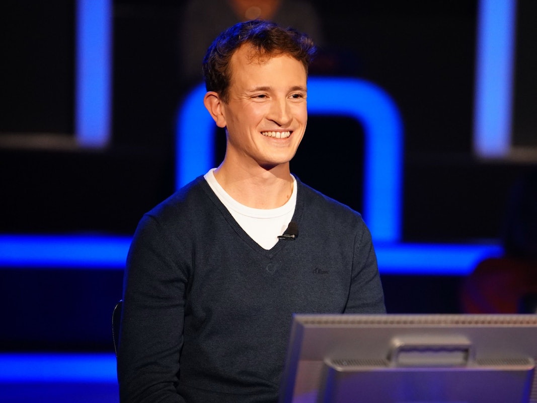 "Wer wird Millionär?" kurios am 28. Februar 2022: Ein Investigativ-Journalist vom "Spiegel" hat eine Bananen-Phobie und scheitert ausgerechnet an der Politik-Frage. Ebenso skurril: Ein Marketing-Leiter, der seine eigene Marke brüskiert.