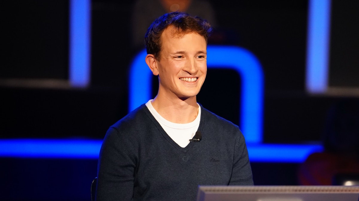 "Wer wird Millionär?" kurios am 28. Februar 2022: Ein Investigativ-Journalist vom "Spiegel" hat eine Bananen-Phobie und scheitert ausgerechnet an der Politik-Frage. Ebenso skurril: Ein Marketing-Leiter, der seine eigene Marke brüskiert.