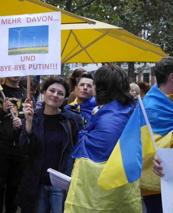 Tatiana Dettmer 2014 bei einer Demo in Köln.