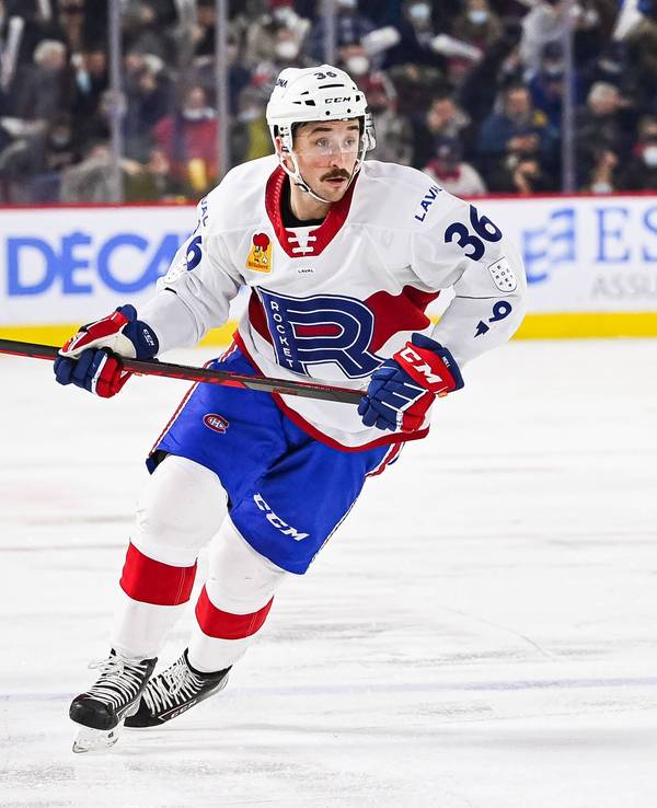 Eishockey-Verteidiger Carl Neill in Aktion auf dem Eis.