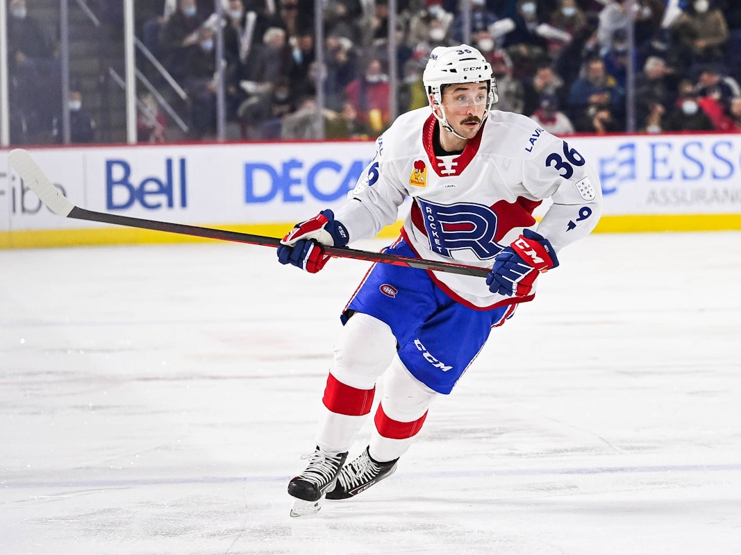 Eishockey-Verteidiger Carl Neill in Aktion auf dem Eis.