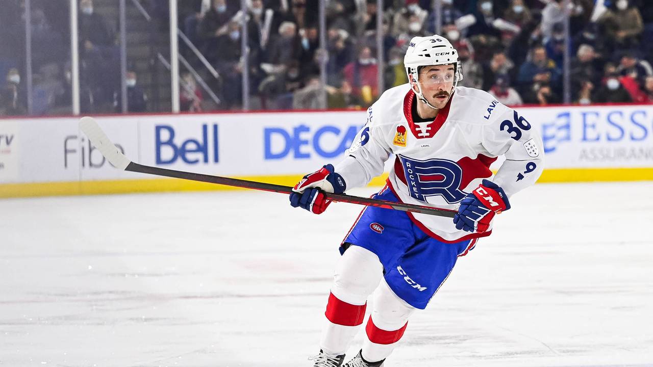 Eishockey-Verteidiger Carl Neill in Aktion auf dem Eis.