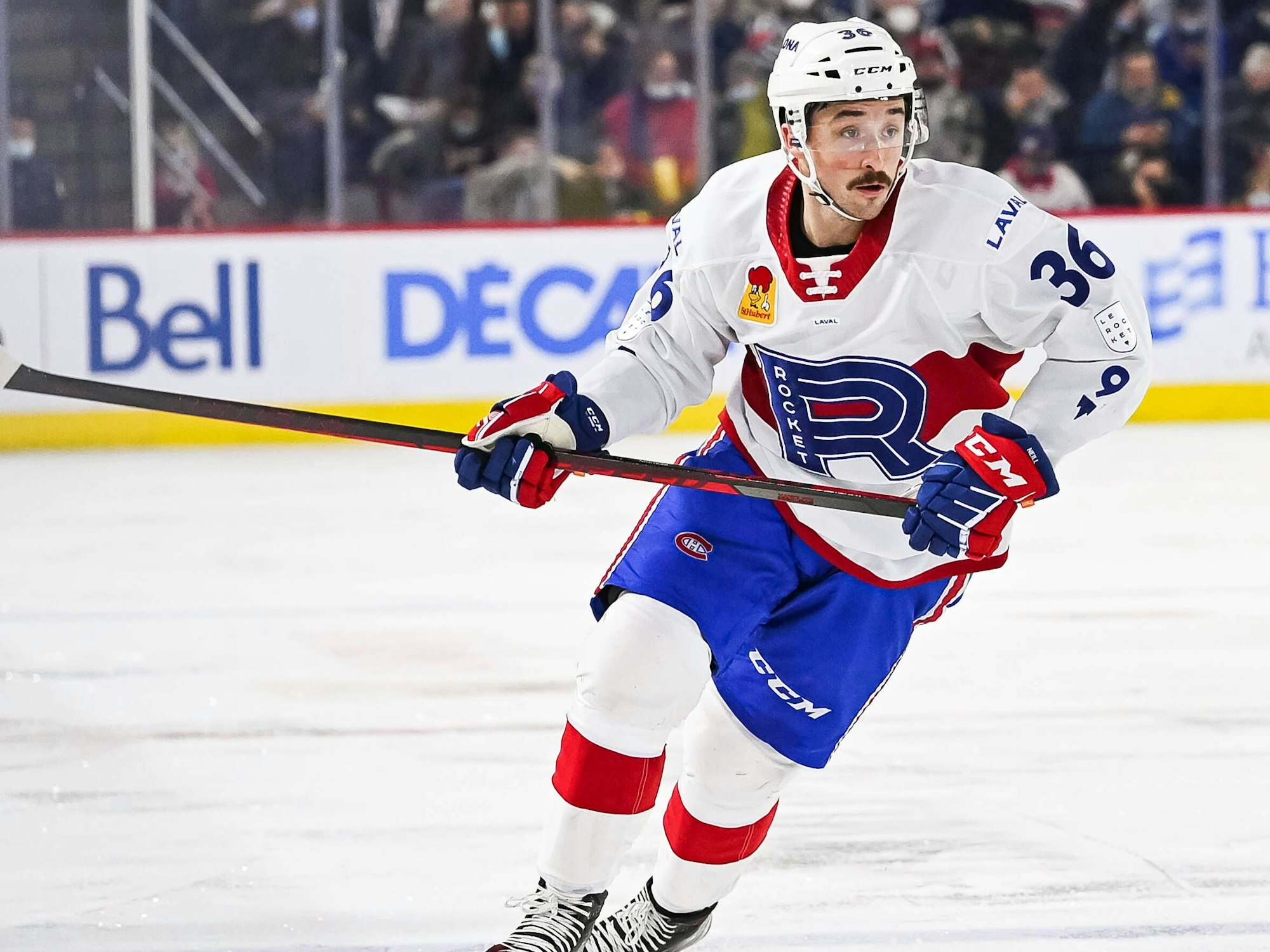 Eishockey-Verteidiger Carl Neill in Aktion auf dem Eis.