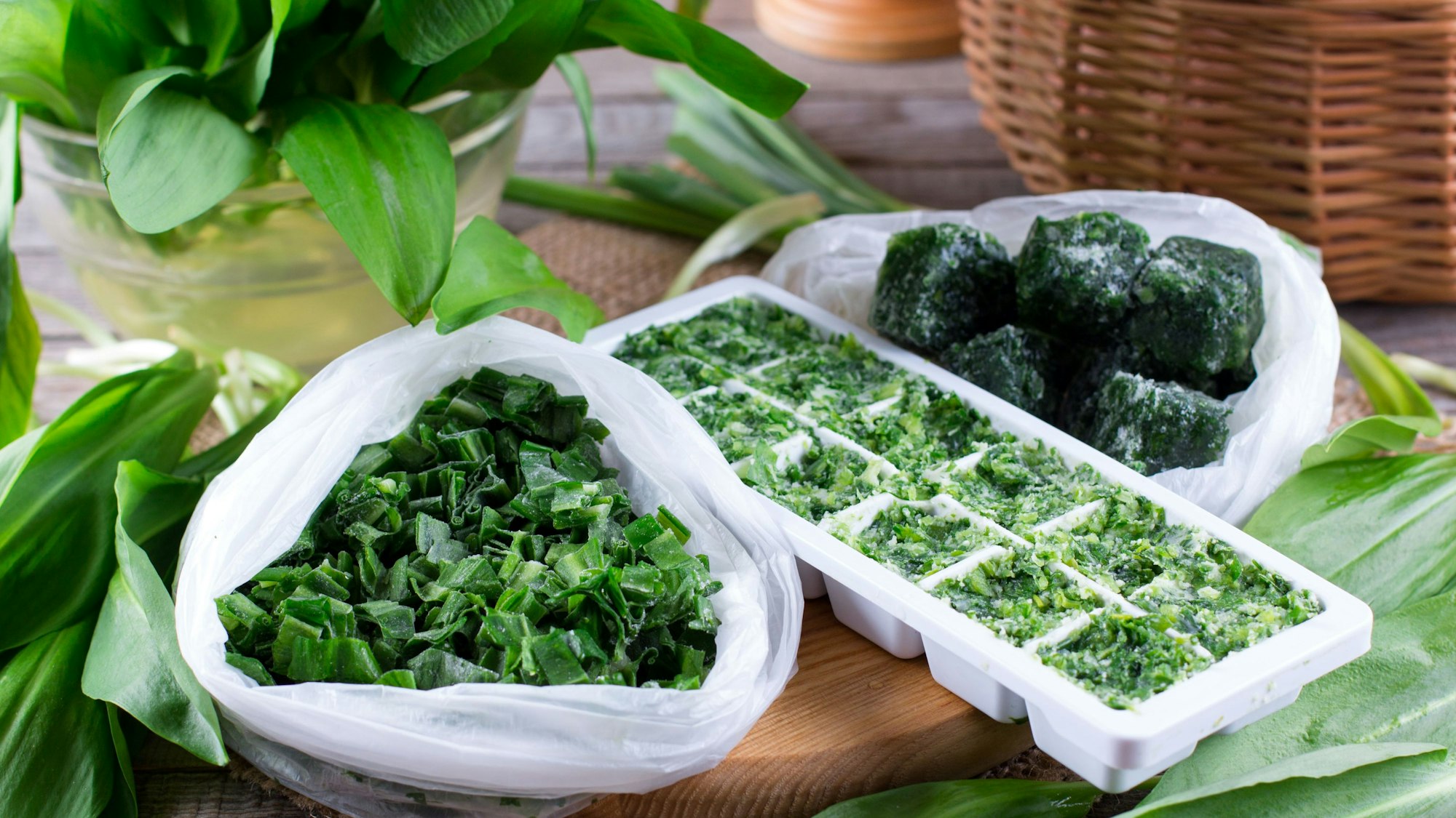 Bärlauch einzufrieren, ist eine der besten Methoden, um das Kraut haltbar zu machen.