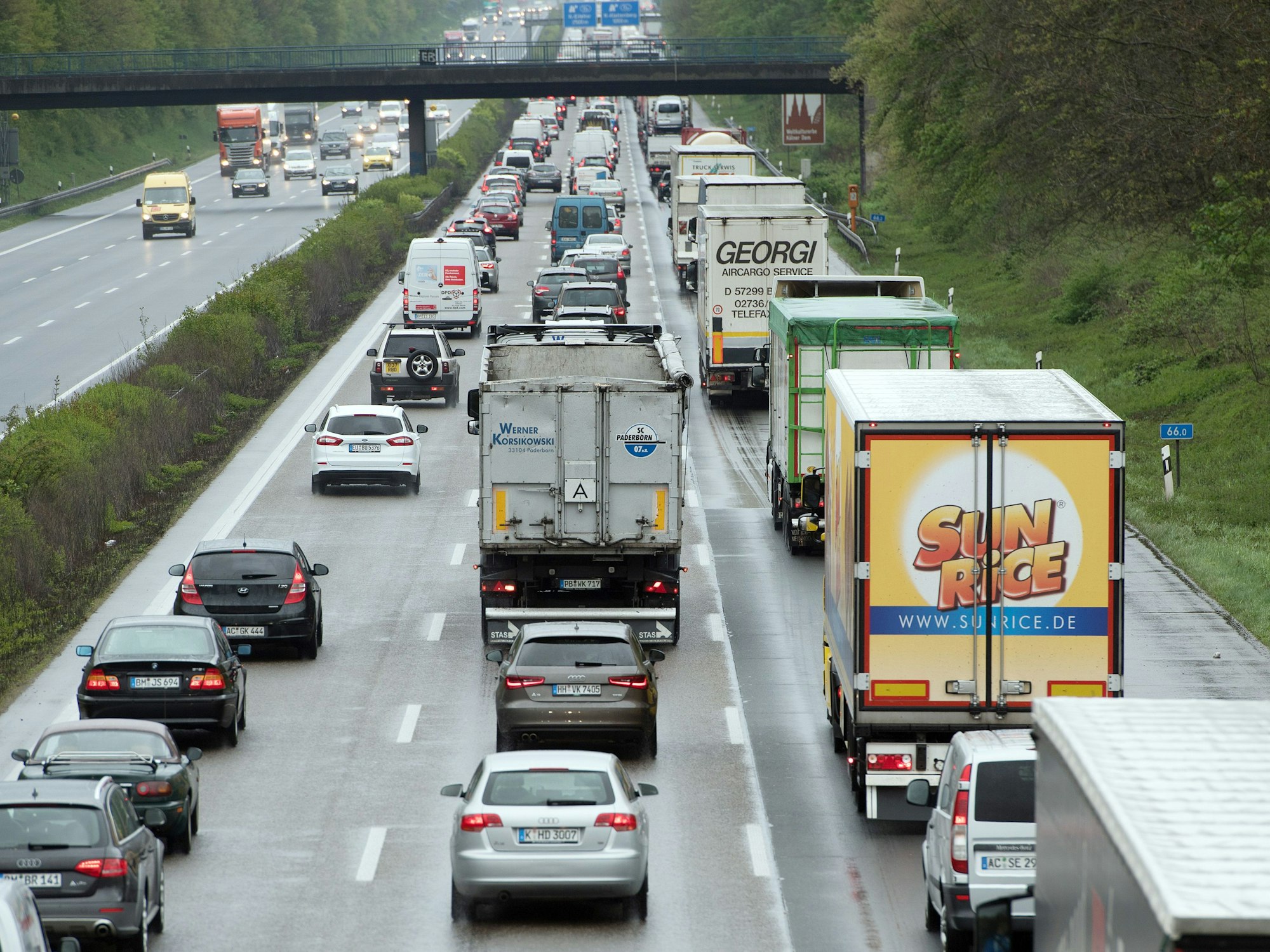 Autos im Stau auf der A4 bei Köln.