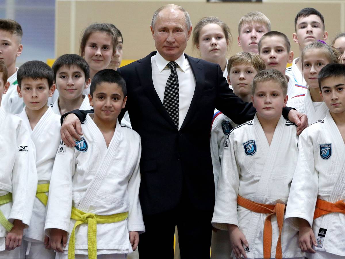 Wladimir Putin posiert mit Judo-Sportlern.
