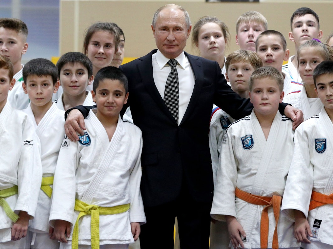Wladimir Putin posiert mit Judo-Sportlern.