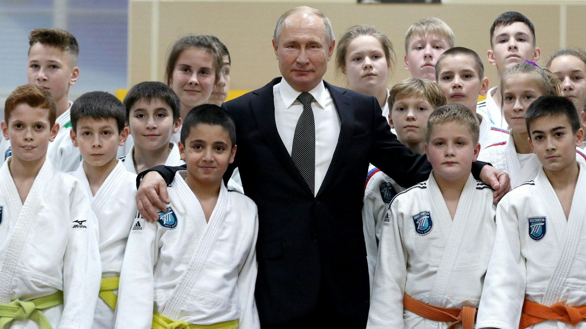 Wladimir Putin posiert mit Judo-Sportlern.