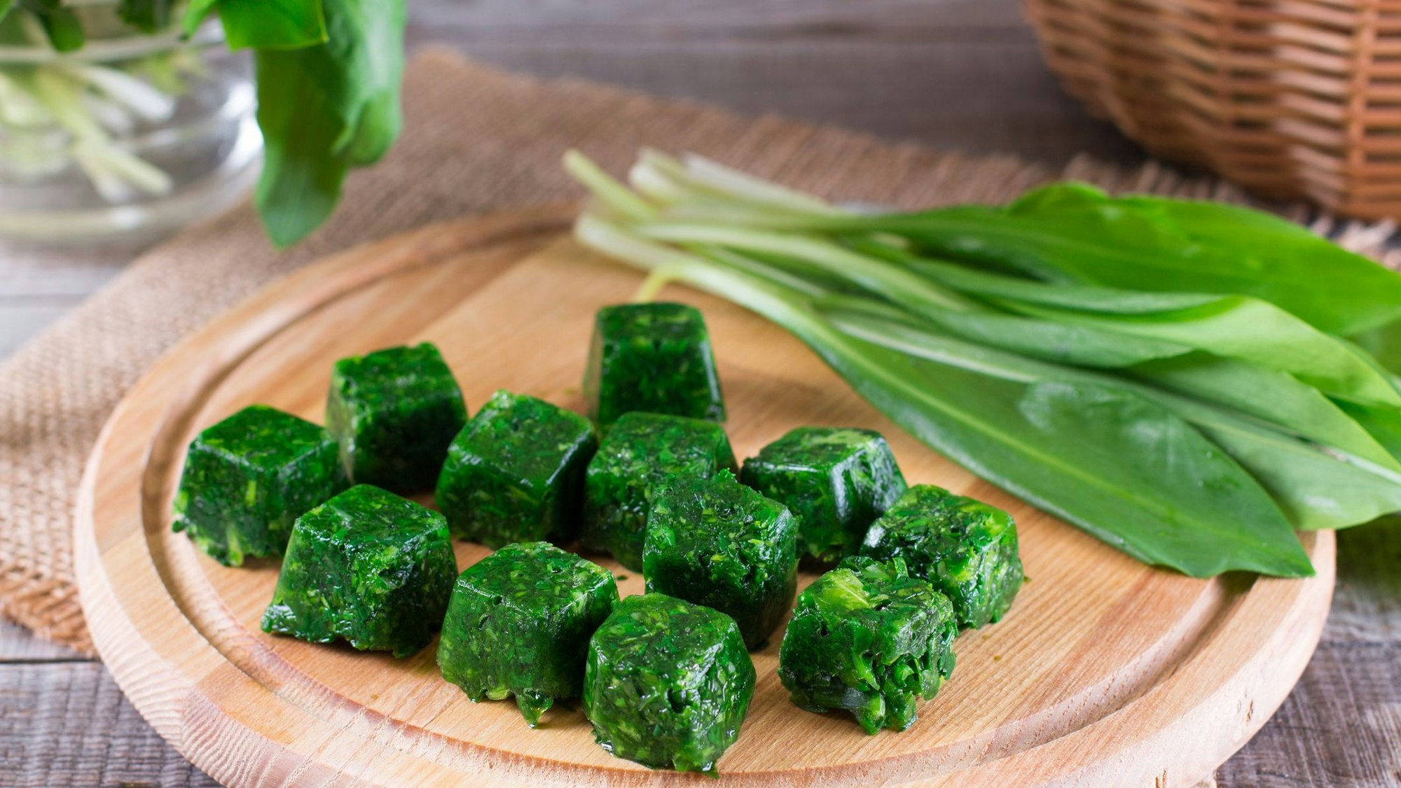 Bärlauch haltbar machen: Eingefrorene Kräuterwürfel lassen sich perfekt portionieren.