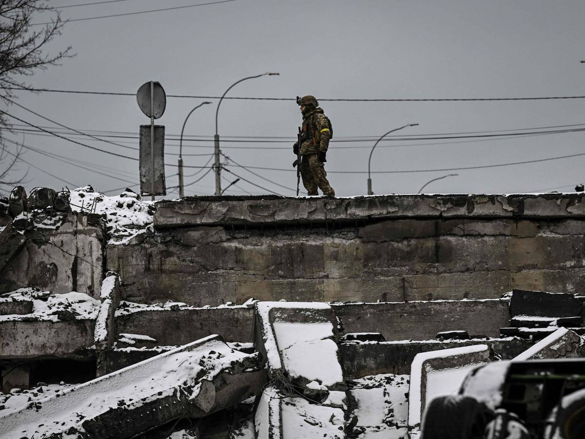 Ein ukrainischer Soldat patrouilliert auf einer zerstörten Brücke im Norden von Kiew am Dienstag (1. März).