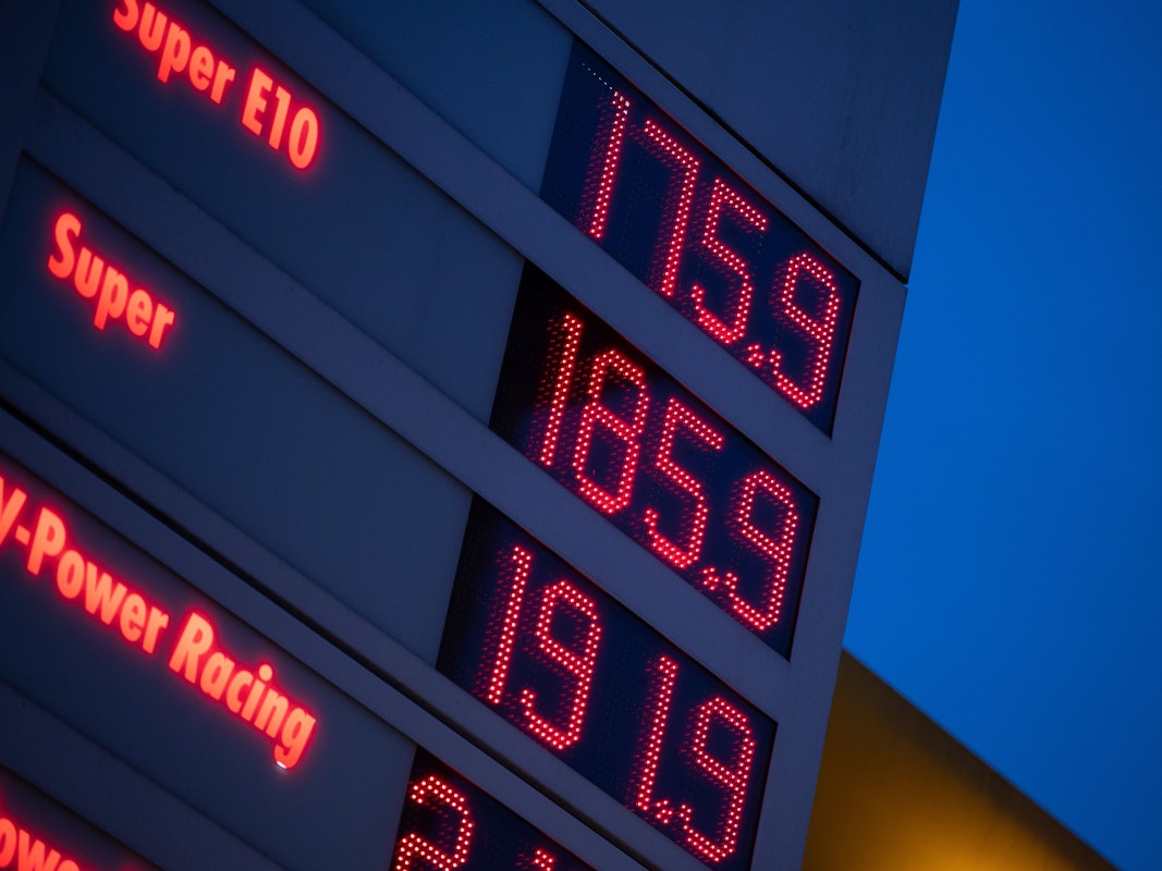 Die Preise für Diesel und Benzin werden an einer Tankstelle angezeigt. Nach dem russischen Militärangriff auf die Ukraine könnten auch die Energie- und Kraftstoffpreise weiter steigen.