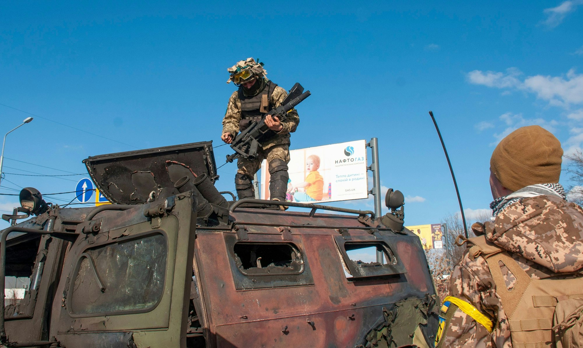 Ukrainische Soldaten inspizieren ein beschädigtes Militärfahrzeug nach Kämpfen in Charkiw.