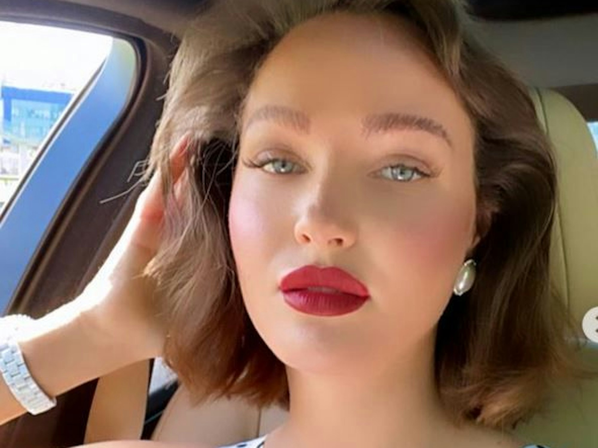 Inzwischen melden sich sogar Ukrainerinnen, um ihrem Land zu dienen, darunter die ehemalige Miss Ukraine Anastasiia Lenna. Das Selfie hat Lenna am 25. November 2021 auf ihrem Instagram-Kanal hochgeladen.