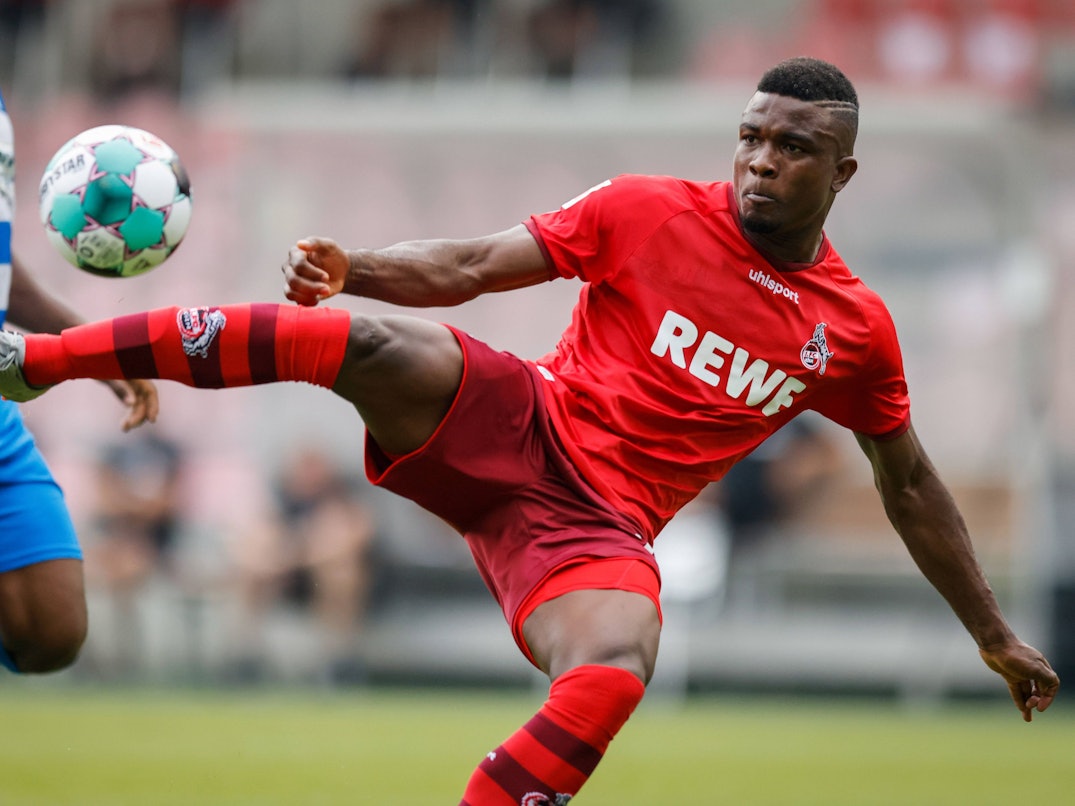 John Cordoba setzt im Testspiel gegen Blau-Weiß Lohne zum Schuss an (15. August 2020)