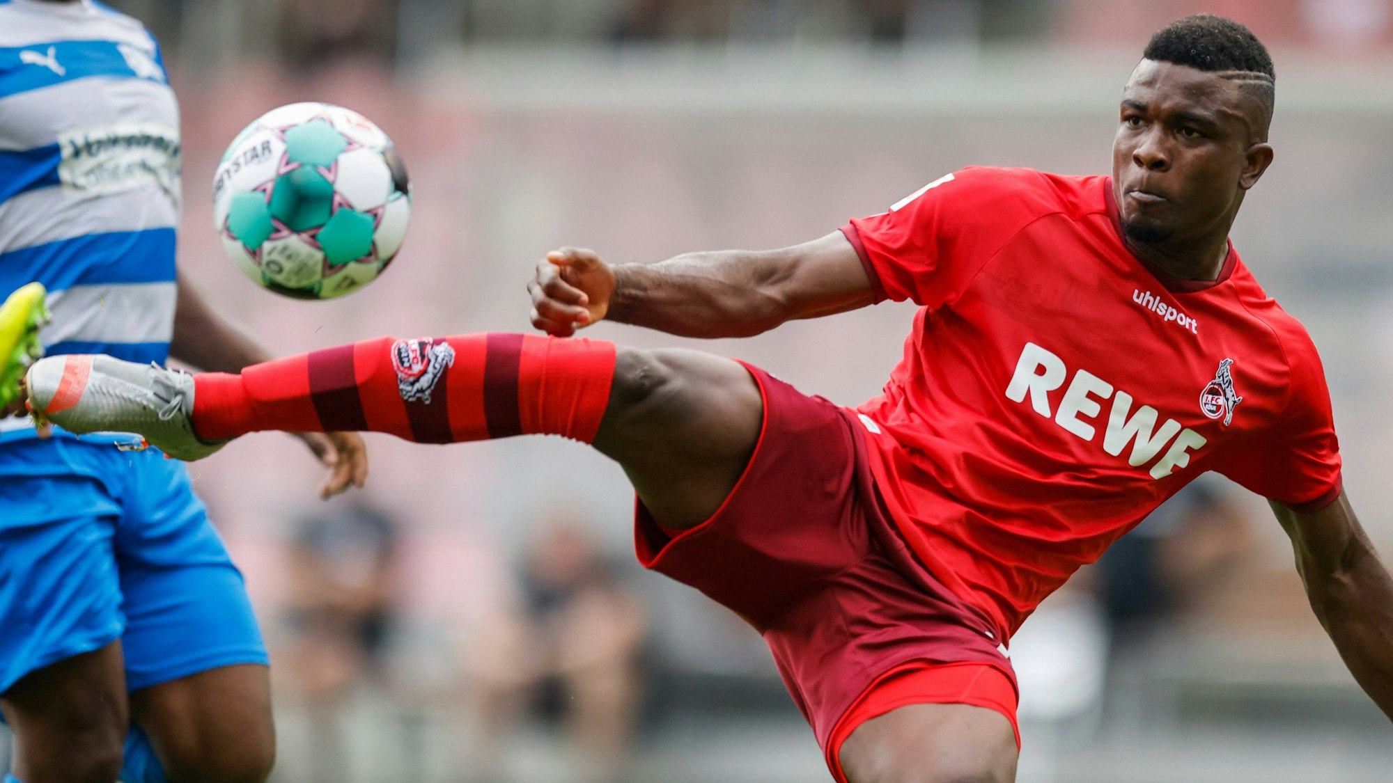 John Cordoba setzt im Testspiel gegen Blau-Weiß Lohne zum Schuss an (15. August 2020)