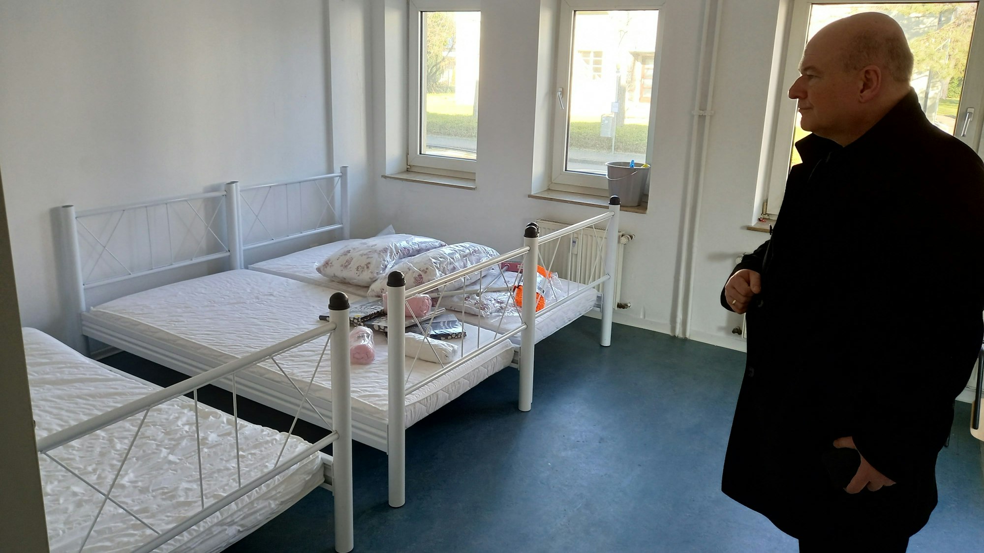 Ein Zimmer mit Betten: Dürens Bürgermeister Frank Peter Ullrich besichtigt vorab die Unterkunft, in der ab Mittwoch Flüchtlinge aus der Ukraine leben werden.