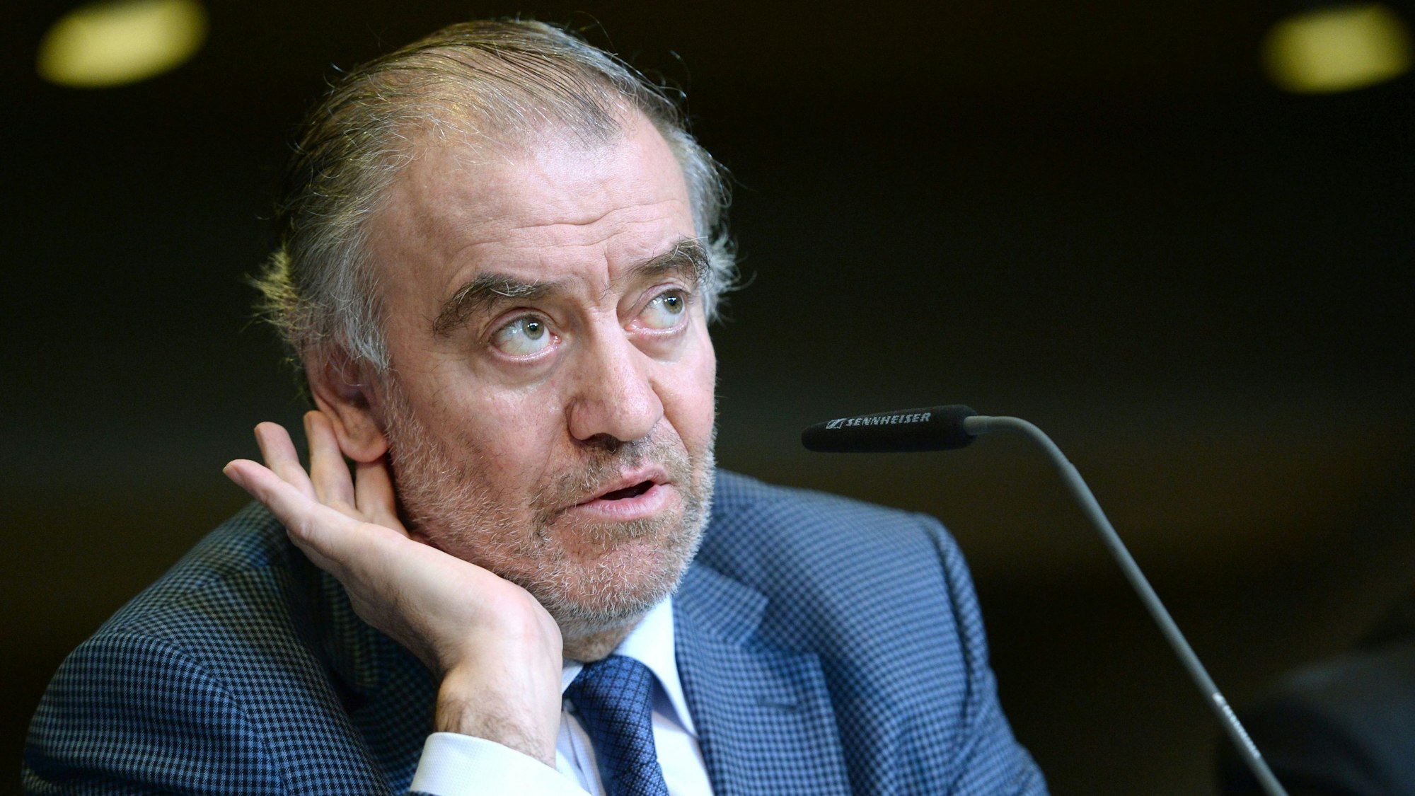 ARCHIV - 15.05.2015, Bayern, München: Der russische Dirigent Waleri Gergijew, Chefdirigent der Münchner Philharmoniker, spricht auf einer Pressekonferenz der Philharmoniker im Gasteig.