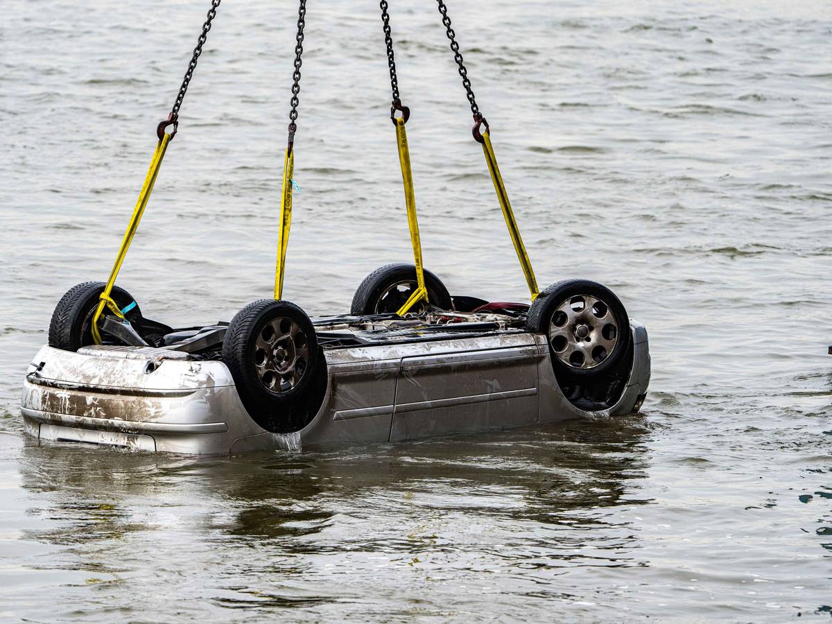 Ein Pkw wird in Wesel am Hafen aus dem Wasser gezogen. Am Abend zuvor war der Wagen mit fünf Insassen in den Rhein gestürzt.
