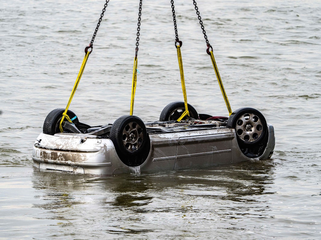 Ein Pkw wird in Wesel am Hafen aus dem Wasser gezogen. Am Abend zuvor war der Wagen mit fünf Insassen in den Rhein gestürzt.