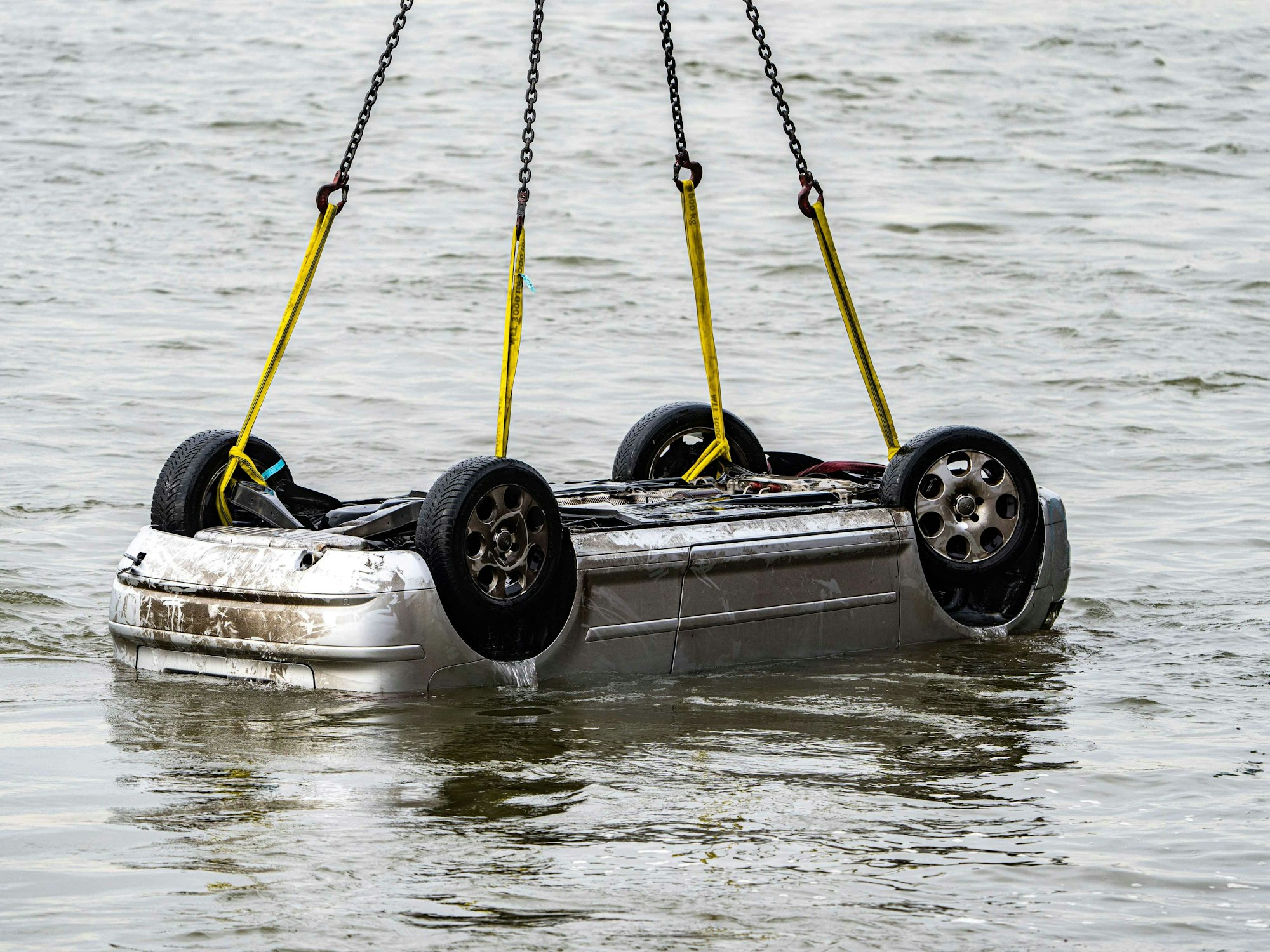 Ein Pkw wird in Wesel am Hafen aus dem Wasser gezogen. Am Abend zuvor war der Wagen mit fünf Insassen in den Rhein gestürzt.