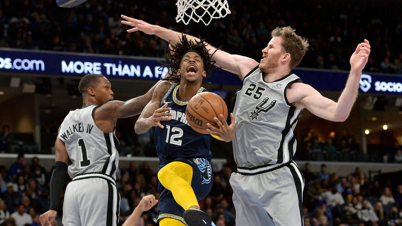 Ja Morant springt zwischen Lonnie Walker IV und Center Jakob Pöltl in der zweiten Halbzeit gegen die San Antonio Spurs durch.